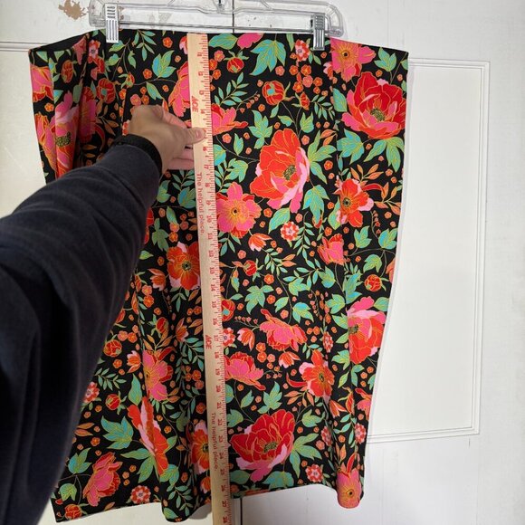 Lane Bryant Midi Straight Skirt Floral STRETCHY Size 26 Red Pink Green Summer - Picture 4 of 10